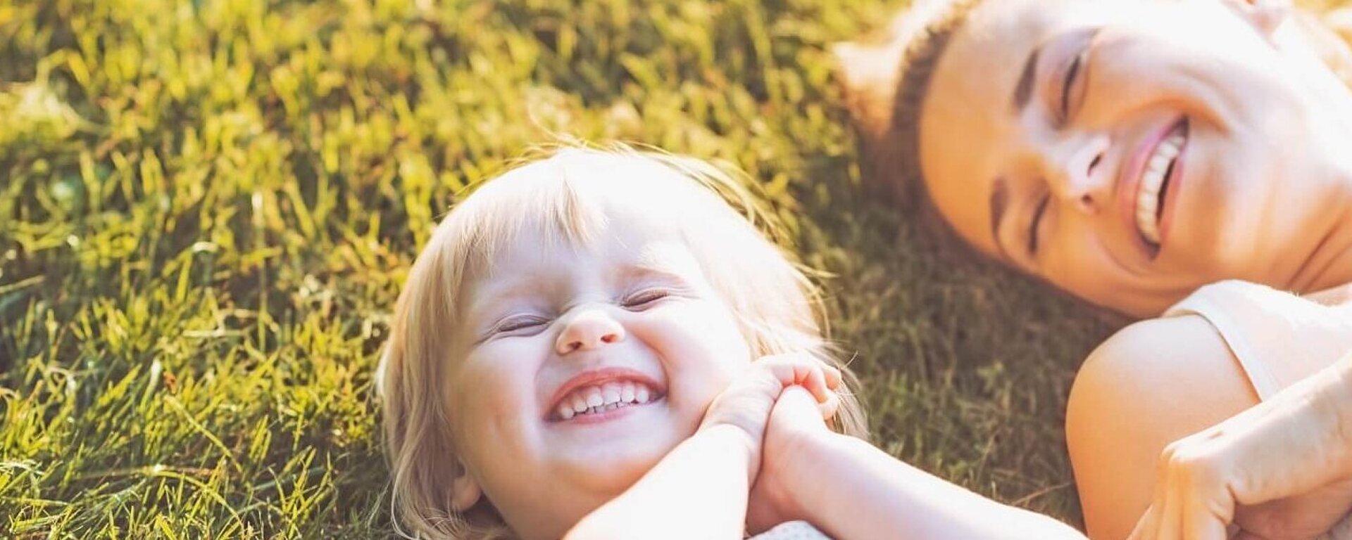 Mutter und Kind auf einer Wiese